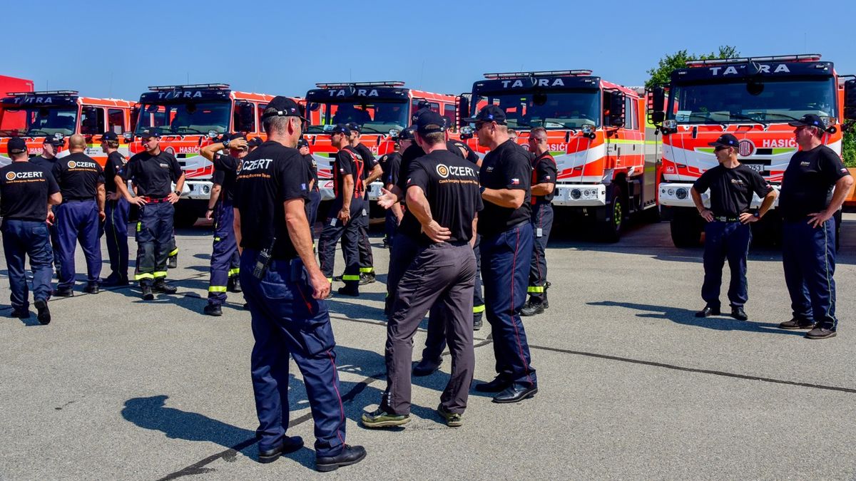 Obrazem: Tým českých hasičů vyrazil do Řecka na pomoc